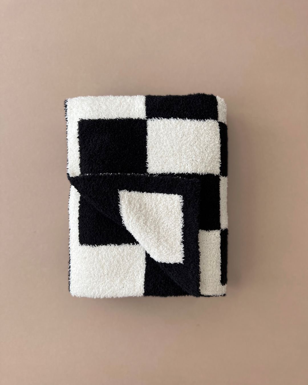 Checkered Plush Blanket | Black - Mack & Harvie