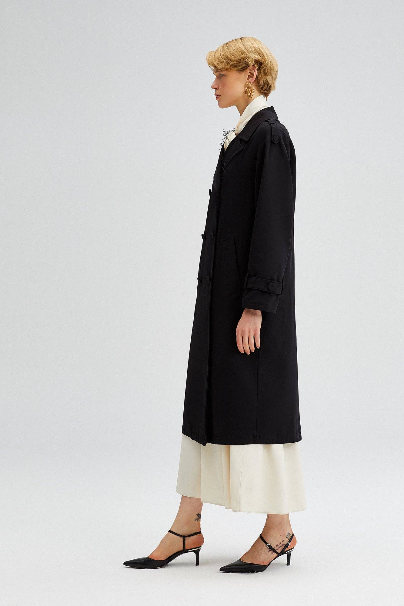 FEATHER DETAILED GABARDINE TRENCHCOAT - Mack & Harvie