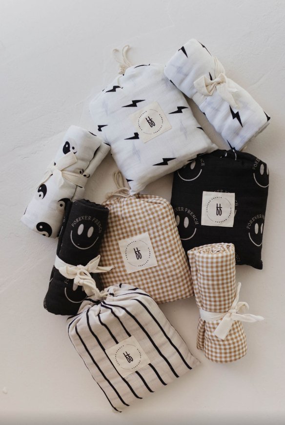 FF Smile Black | Muslin Swaddle - Mack & Harvie